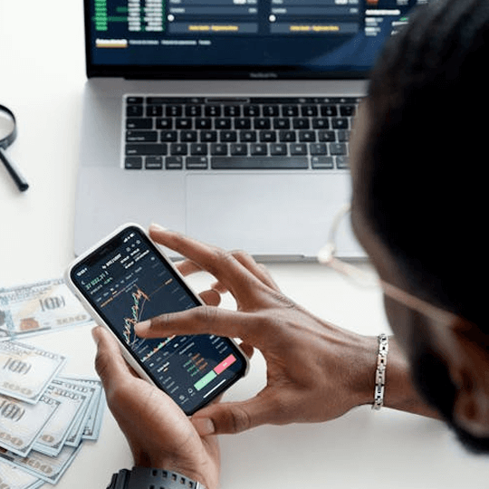 AlphaMovix 3.2 équipe d'experts en investissement cryptographique